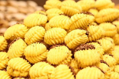 Bir grup çeşit kurabiye. Çikolata parçacıklı, yulaflı, kuru üzümlü, beyaz çikolatalı.