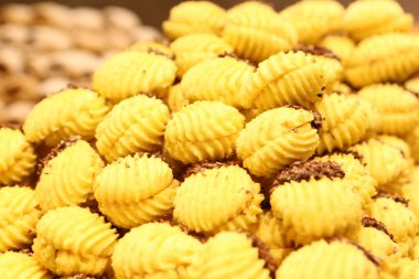 Bir grup çeşit kurabiye. Çikolata parçacıklı, yulaflı, kuru üzümlü, beyaz çikolatalı.