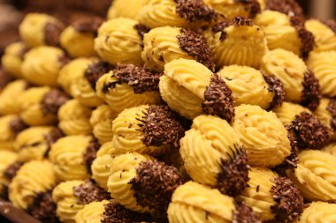 Bir grup çeşit kurabiye. Çikolata parçacıklı, yulaflı, kuru üzümlü, beyaz çikolatalı.