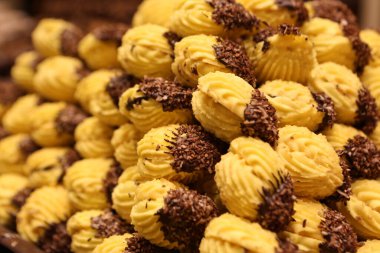 Bir grup çeşit kurabiye. Çikolata parçacıklı, yulaflı, kuru üzümlü, beyaz çikolatalı.