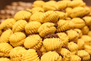 Bir grup çeşit kurabiye. Çikolata parçacıklı, yulaflı, kuru üzümlü, beyaz çikolatalı.