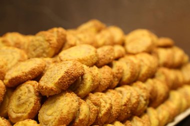 Bir grup çeşit kurabiye. Çikolata parçacıklı, yulaflı, kuru üzümlü, beyaz çikolatalı.