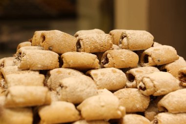 Bir grup çeşit kurabiye. Çikolata parçacıklı, yulaflı, kuru üzümlü, beyaz çikolatalı.