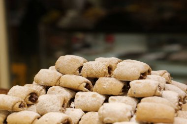 Bir grup çeşit kurabiye. Çikolata parçacıklı, yulaflı, kuru üzümlü, beyaz çikolatalı.