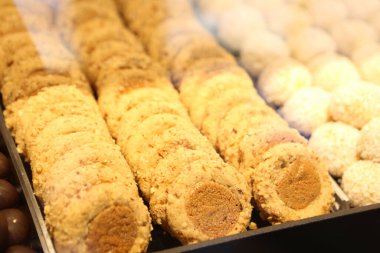 Bir grup çeşit kurabiye. Çikolata parçacıklı, yulaflı, kuru üzümlü, beyaz çikolatalı.