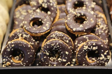 Bir grup çeşit kurabiye. Çikolata parçacıklı, yulaflı, kuru üzümlü, beyaz çikolatalı.