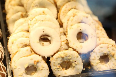 Bir grup çeşit kurabiye. Çikolata parçacıklı, yulaflı, kuru üzümlü, beyaz çikolatalı.