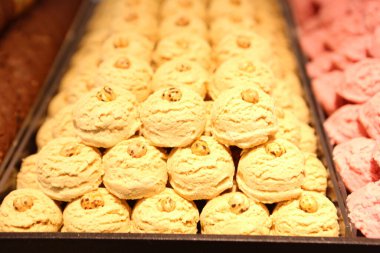 Bir grup çeşit kurabiye. Çikolata parçacıklı, yulaflı, kuru üzümlü, beyaz çikolatalı.