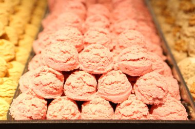 Bir grup çeşit kurabiye. Çikolata parçacıklı, yulaflı, kuru üzümlü, beyaz çikolatalı.