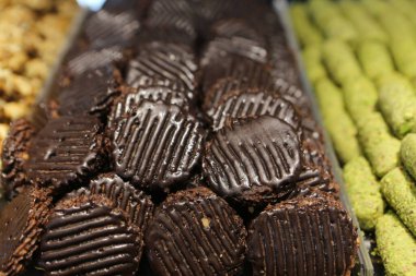 Bir grup çeşit kurabiye. Çikolata parçacıklı, yulaflı, kuru üzümlü, beyaz çikolatalı.