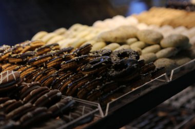 Bir grup çeşit kurabiye. Çikolata parçacıklı, yulaflı, kuru üzümlü, beyaz çikolatalı. 