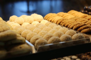 Bir grup çeşit kurabiye. Çikolata parçacıklı, yulaflı, kuru üzümlü, beyaz çikolatalı. 