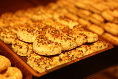 Bir grup çeşit kurabiye. Çikolata parçacıklı, yulaflı, kuru üzümlü, beyaz çikolatalı. 