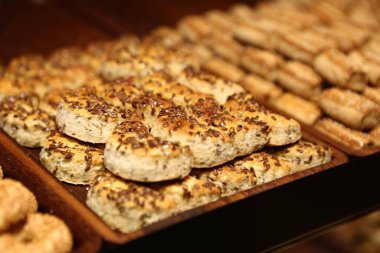 Bir grup çeşit kurabiye. Çikolata parçacıklı, yulaflı, kuru üzümlü, beyaz çikolatalı. 