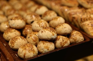 Bir grup çeşit kurabiye. Çikolata parçacıklı, yulaflı, kuru üzümlü, beyaz çikolatalı. 