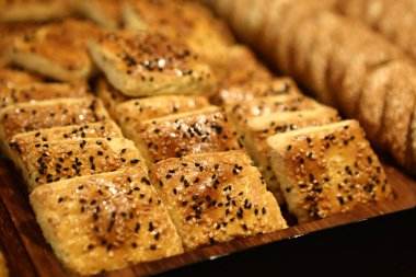 Bir grup çeşit kurabiye. Çikolata parçacıklı, yulaflı, kuru üzümlü, beyaz çikolatalı. 