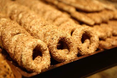 Bir grup çeşit kurabiye. Çikolata parçacıklı, yulaflı, kuru üzümlü, beyaz çikolatalı. 