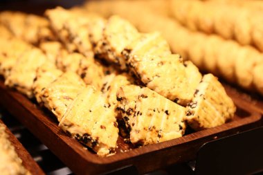 Bir grup çeşit kurabiye. Çikolata parçacıklı, yulaflı, kuru üzümlü, beyaz çikolatalı. 