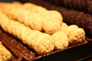 Bir grup çeşit kurabiye. Çikolata parçacıklı, yulaflı, kuru üzümlü, beyaz çikolatalı. 