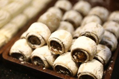 Bir grup çeşit kurabiye. Çikolata parçacıklı, yulaflı, kuru üzümlü, beyaz çikolatalı. 