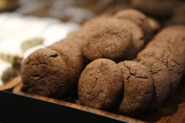 Bir grup çeşit kurabiye. Çikolata parçacıklı, yulaflı, kuru üzümlü, beyaz çikolatalı. 