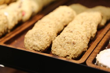 Bir grup çeşit kurabiye. Çikolata parçacıklı, yulaflı, kuru üzümlü, beyaz çikolatalı. 