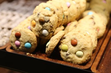 Bir grup çeşit kurabiye. Çikolata parçacıklı, yulaflı, kuru üzümlü, beyaz çikolatalı. 