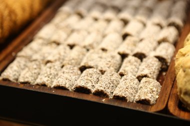 Bir grup çeşit kurabiye. Çikolata parçacıklı, yulaflı, kuru üzümlü, beyaz çikolatalı. 