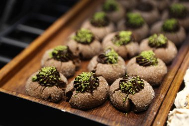 Bir grup çeşit kurabiye. Çikolata parçacıklı, yulaflı, kuru üzümlü, beyaz çikolatalı. 