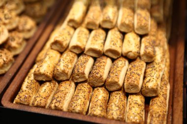 Bir grup çeşit kurabiye. Çikolata parçacıklı, yulaflı, kuru üzümlü, beyaz çikolatalı. 