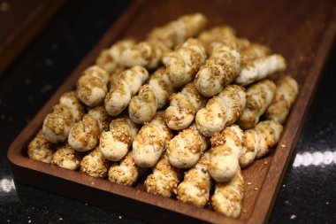 Bir grup çeşit kurabiye. Çikolata parçacıklı, yulaflı, kuru üzümlü, beyaz çikolatalı. 