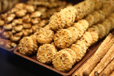 Bir grup çeşit kurabiye. Çikolata parçacıklı, yulaflı, kuru üzümlü, beyaz çikolatalı. 