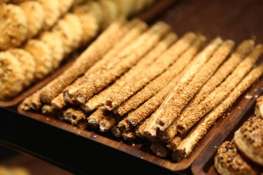 Bir grup çeşit kurabiye. Çikolata parçacıklı, yulaflı, kuru üzümlü, beyaz çikolatalı. 