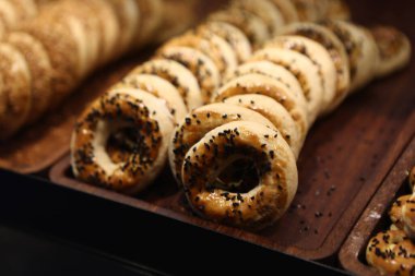 Bir grup çeşit kurabiye. Çikolata parçacıklı, yulaflı, kuru üzümlü, beyaz çikolatalı. 