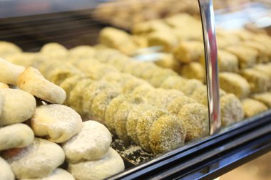 Bir grup çeşit kurabiye. Çikolata parçacıklı, yulaflı, kuru üzümlü, beyaz çikolatalı. 