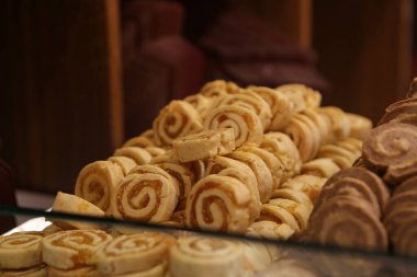 Bir grup çeşit kurabiye. Çikolata parçacıklı, yulaflı, kuru üzümlü, beyaz çikolatalı.