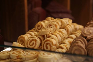 Bir grup çeşit kurabiye. Çikolata parçacıklı, yulaflı, kuru üzümlü, beyaz çikolatalı.