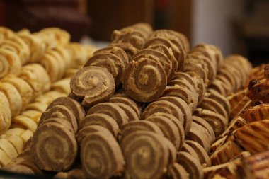 Bir grup çeşit kurabiye. Çikolata parçacıklı, yulaflı, kuru üzümlü, beyaz çikolatalı.