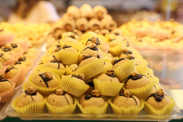 Bir grup çeşit kurabiye. Çikolata parçacıklı, yulaflı, kuru üzümlü, beyaz çikolatalı.