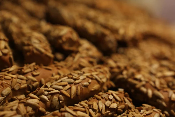 Bir grup çeşit kurabiye. Çikolata parçacıklı, yulaflı, kuru üzümlü, beyaz çikolatalı.