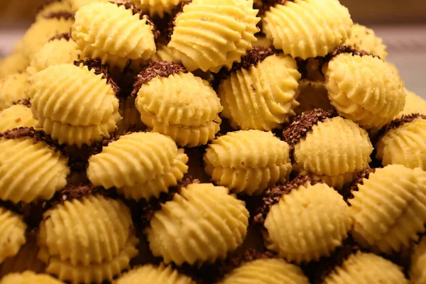 Bir grup çeşit kurabiye. Çikolata parçacıklı, yulaflı, kuru üzümlü, beyaz çikolatalı.