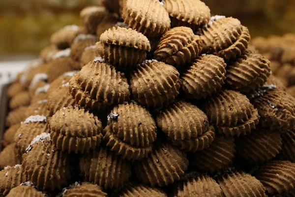 Bir grup çeşit kurabiye. Çikolata parçacıklı, yulaflı, kuru üzümlü, beyaz çikolatalı.