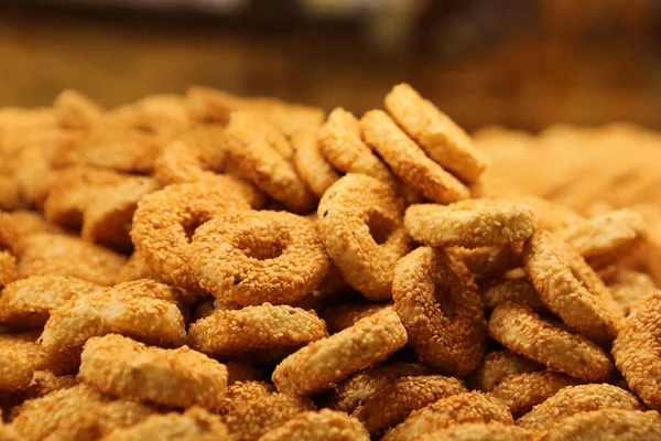 Bir grup çeşit kurabiye. Çikolata parçacıklı, yulaflı, kuru üzümlü, beyaz çikolatalı.