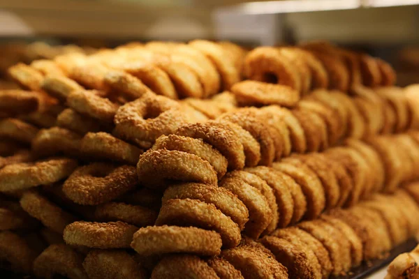 Bir grup çeşit kurabiye. Çikolata parçacıklı, yulaflı, kuru üzümlü, beyaz çikolatalı.