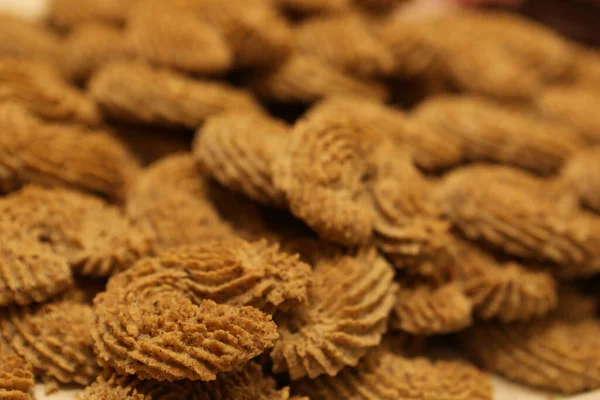 Bir grup çeşit kurabiye. Çikolata parçacıklı, yulaflı, kuru üzümlü, beyaz çikolatalı.