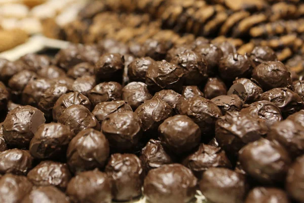 Bir grup çeşit kurabiye. Çikolata parçacıklı, yulaflı, kuru üzümlü, beyaz çikolatalı.