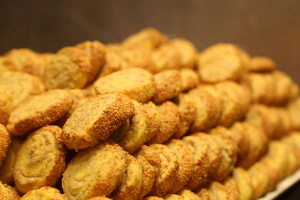 Bir grup çeşit kurabiye. Çikolata parçacıklı, yulaflı, kuru üzümlü, beyaz çikolatalı.