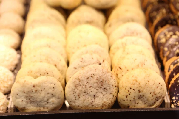 Bir grup çeşit kurabiye. Çikolata parçacıklı, yulaflı, kuru üzümlü, beyaz çikolatalı.