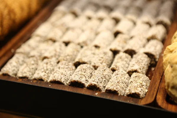 Bir grup çeşit kurabiye. Çikolata parçacıklı, yulaflı, kuru üzümlü, beyaz çikolatalı. 