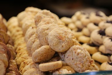 Bir grup çeşit kurabiye. Çikolata parçacıklı, yulaflı, kuru üzümlü, beyaz çikolatalı.